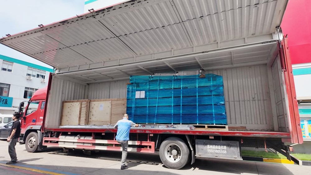 擠出輔機(jī)成套交付：漢鼎線纜冷卻水槽、整直臺(tái)與模溫機(jī)發(fā)貨